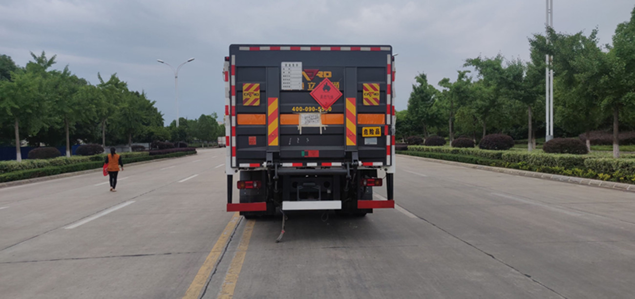 東風天錦小三軸8.6/9.6米(國六)氣瓶車