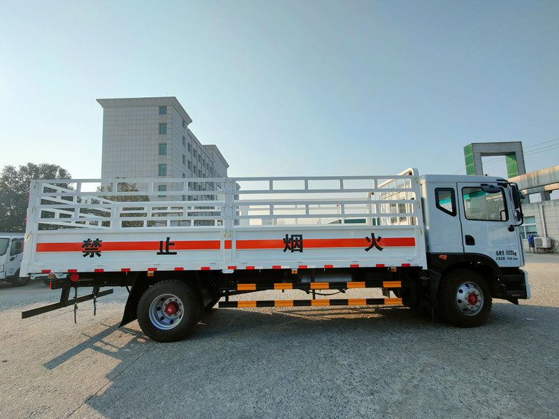 東風(fēng)D9 6.2/6.8米(國六)氣瓶運(yùn)輸車