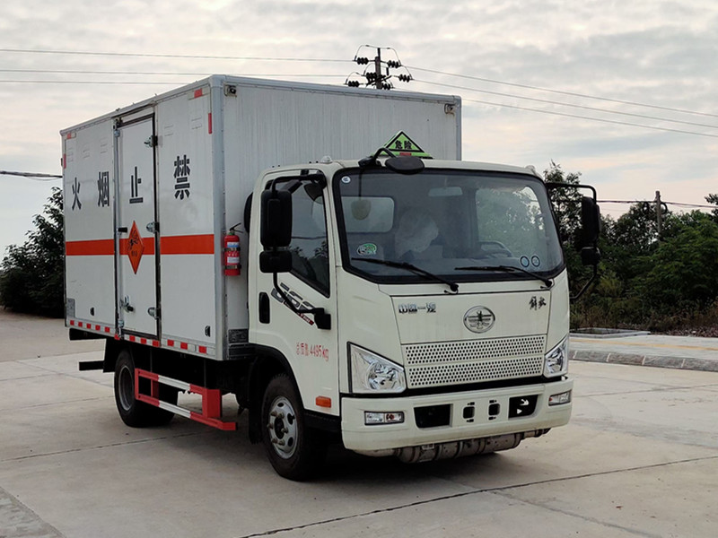 解放4.15米(藍(lán)牌)易燃液體廂式運(yùn)輸車