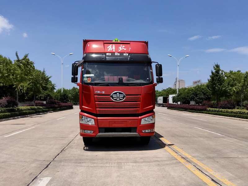解放4軸8.6/9.6米(國六)3類易燃液體廂式運輸車
