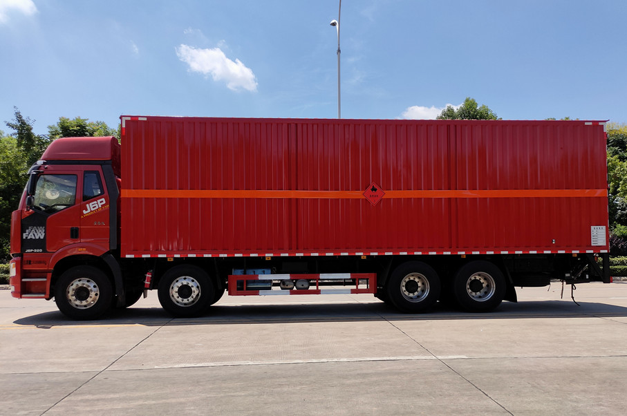 解放4軸8.6/9.6米(國六)3類易燃液體廂式運輸車