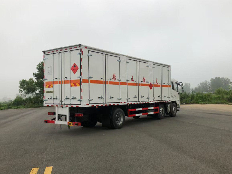 天錦三軸7.7/8.6/9.6米(國六)3類易燃液體廂式運(yùn)輸車