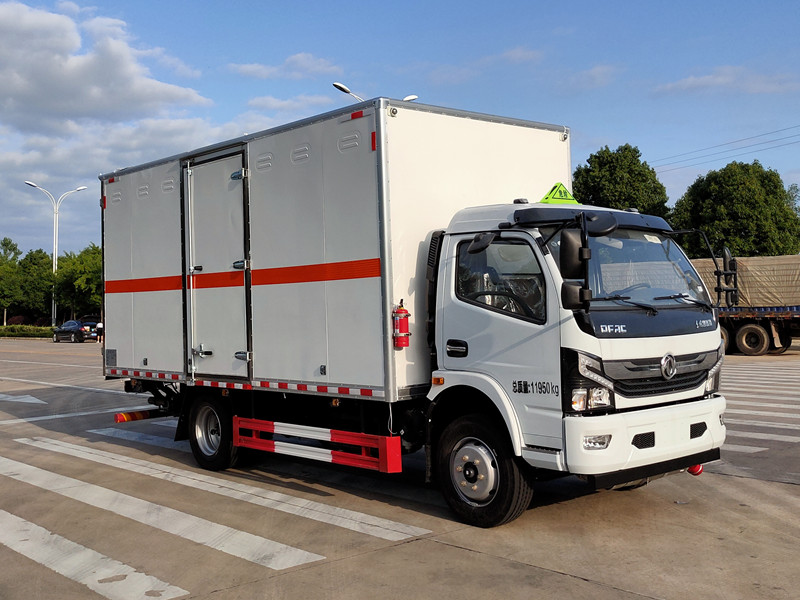 東風(fēng)D7 5.2米(國(guó)六)3類易燃液體廂式運(yùn)輸車