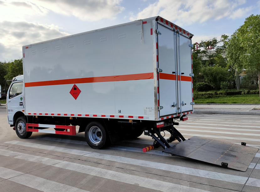 東風(fēng)D7 5.2米(國(guó)六)3類易燃液體廂式運(yùn)輸車