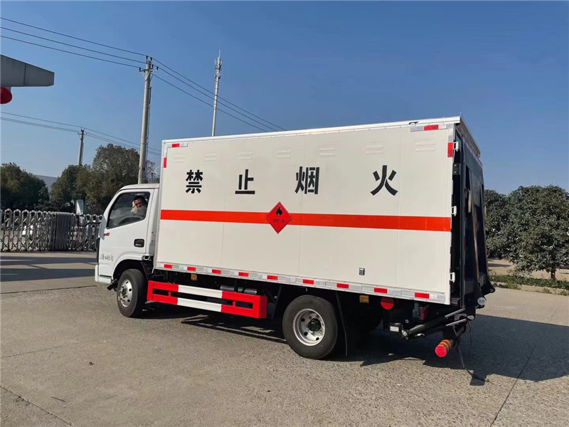 東風(fēng)D6多利卡4.17米（藍(lán)牌）易燃?xì)怏w危險(xiǎn)品運(yùn)輸車