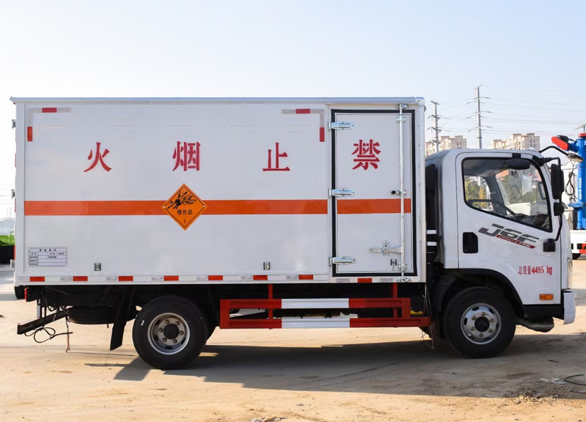 解放4.15米（藍(lán)牌）國六1類爆破器材運(yùn)輸車