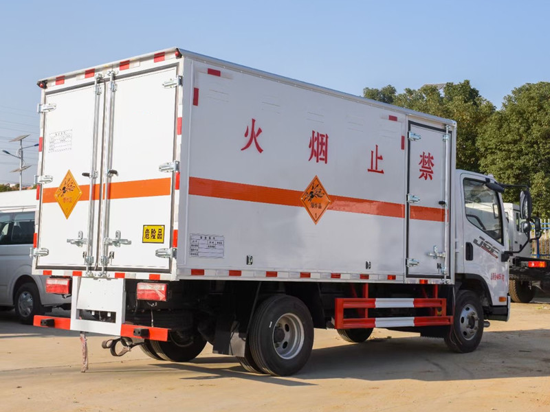 解放4.15米（藍(lán)牌）國六1類爆破器材運(yùn)輸車