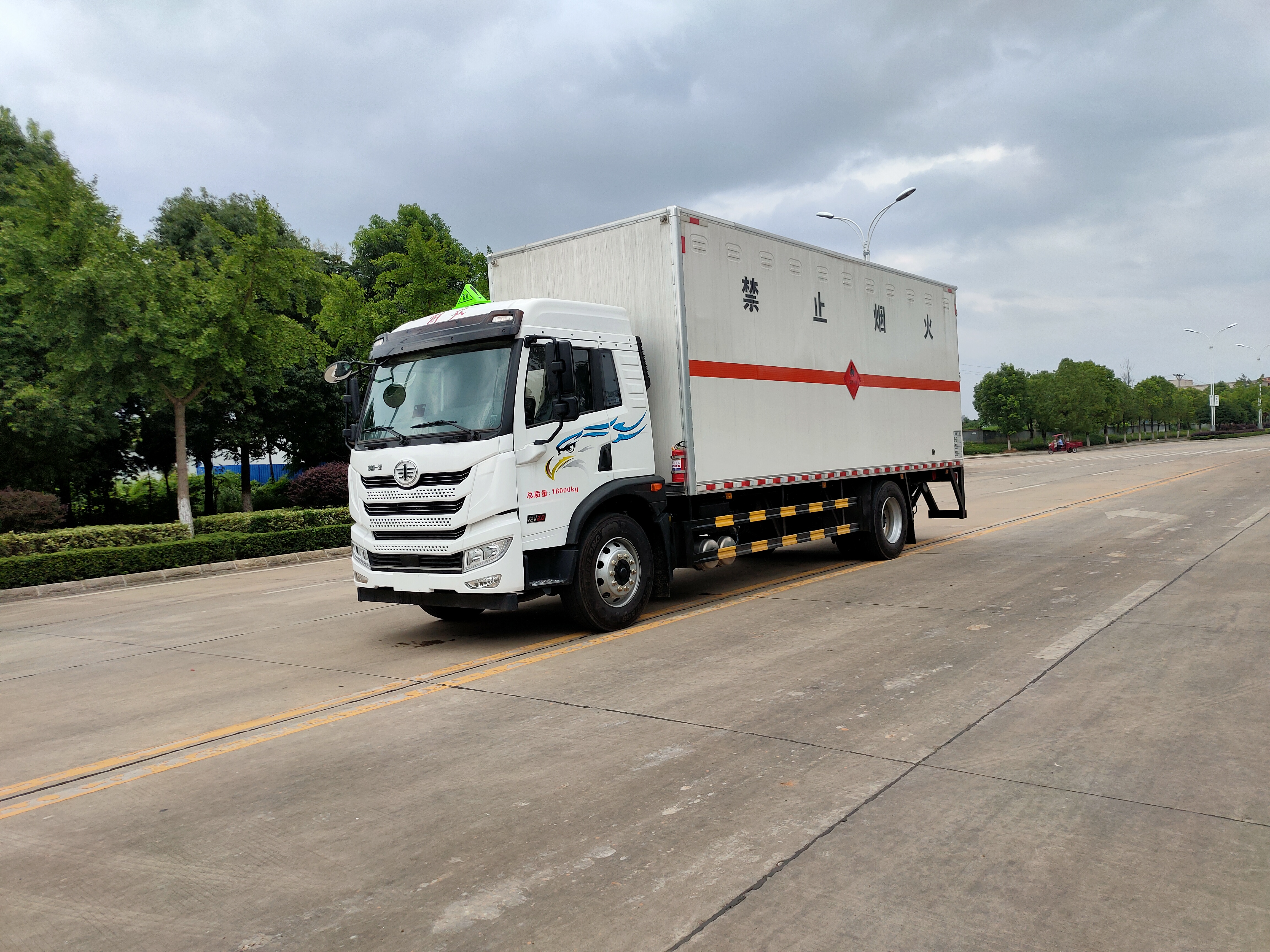 解放6.6/6.8米(國六)雜項廂式危險品運輸車