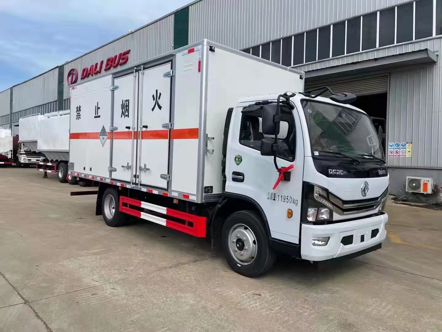 東風(fēng)多利卡5.2米（國六）雜項廂式危險品運(yùn)輸車