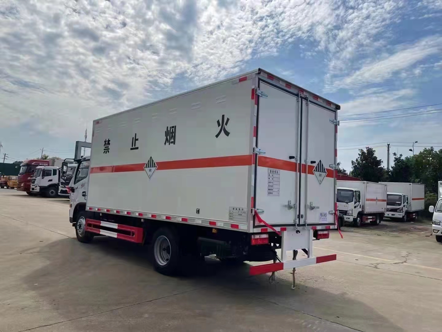 東風(fēng)多利卡5.2米（國六）雜項廂式危險品運(yùn)輸車