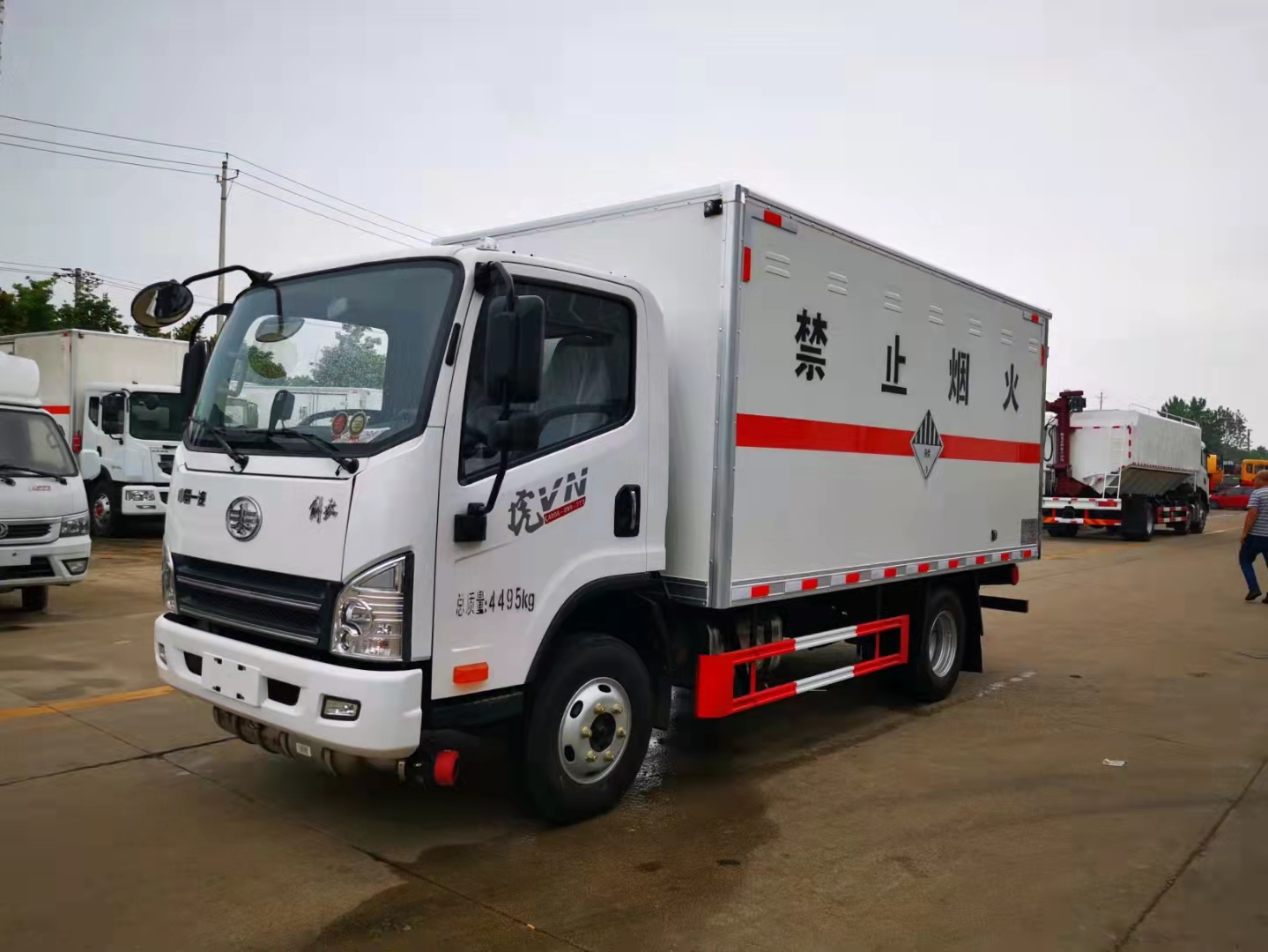 解放4.2米(藍(lán)牌)廂式車雜項(xiàng)危險(xiǎn)物品廂式運(yùn)輸車