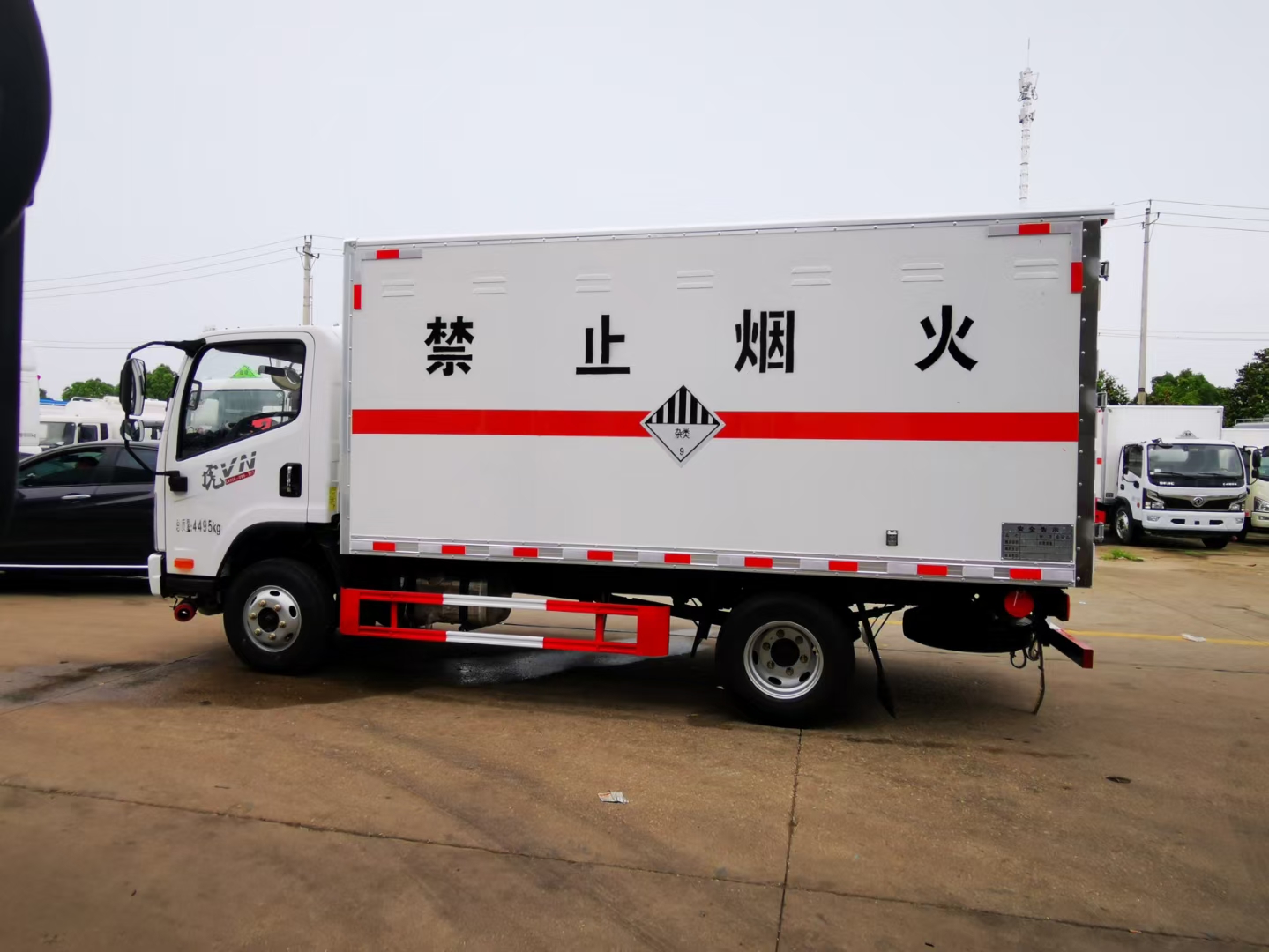 解放4.2米(藍(lán)牌)廂式車雜項(xiàng)危險(xiǎn)物品廂式運(yùn)輸車