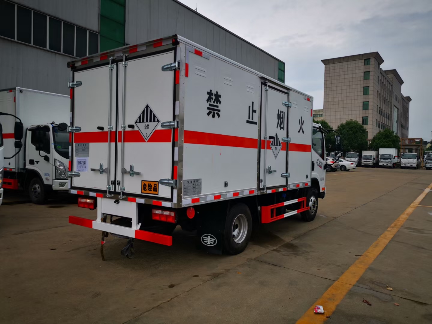 解放4.2米(藍(lán)牌)廂式車雜項(xiàng)危險(xiǎn)物品廂式運(yùn)輸車