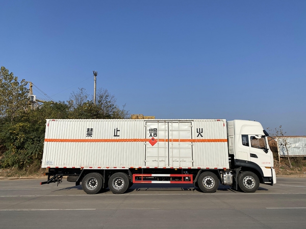 天龍前四后八8.6/9.7米（國六）3類易燃液體危險(xiǎn)品廂式運(yùn)輸車