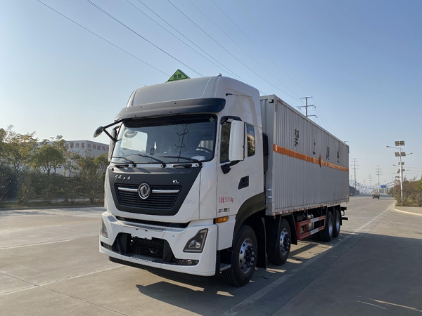 天龍前四后八8.6/9.7米（國六）3類易燃液體危險(xiǎn)品廂式運(yùn)輸車