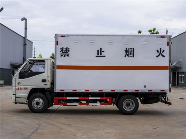 江鈴順達(dá)4.2米(藍(lán)牌)1類國六爆破器材運輸車