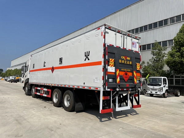 天龍前四后八8.6/9.7米（國六）3類易燃液體危險(xiǎn)品廂式運(yùn)輸車