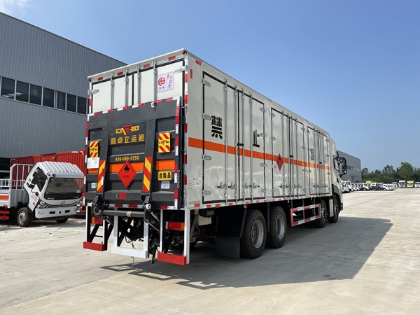 天龍前四后八8.6/9.7米（國六）3類易燃液體危險(xiǎn)品廂式運(yùn)輸車